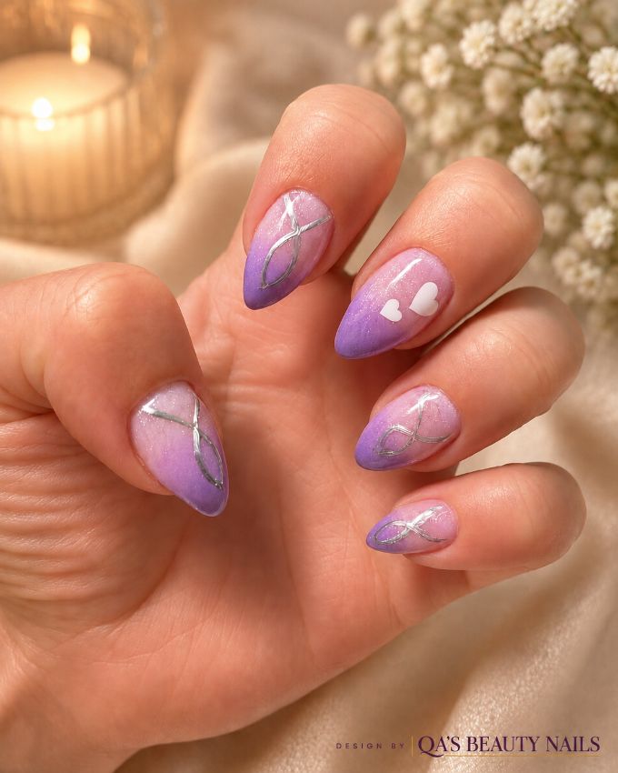 Lila Modellage mit Herz-Motiven