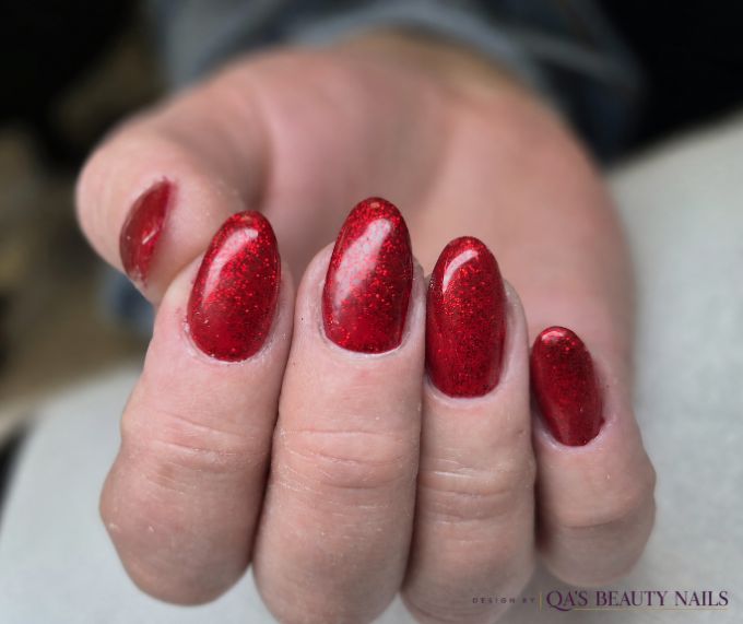 Rote Modellage mit feinem Glitzer