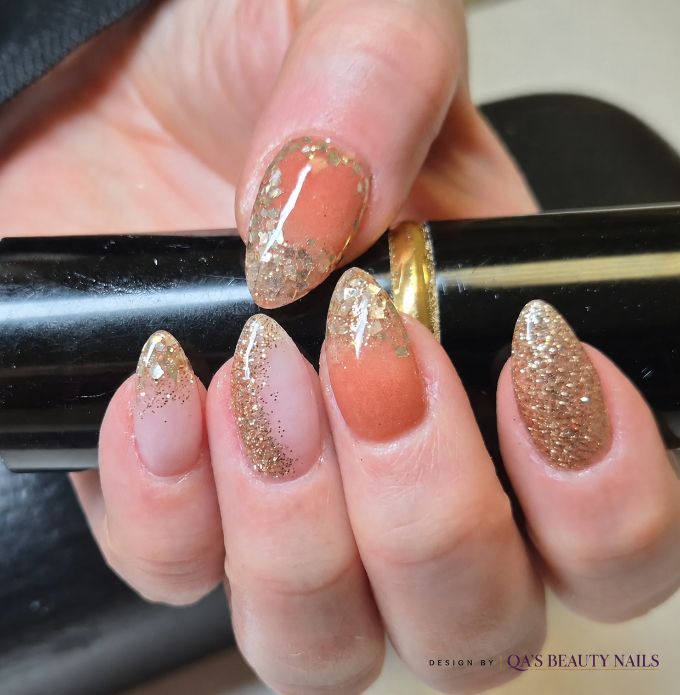 Nude-Modellage mit goldenem Glitzer