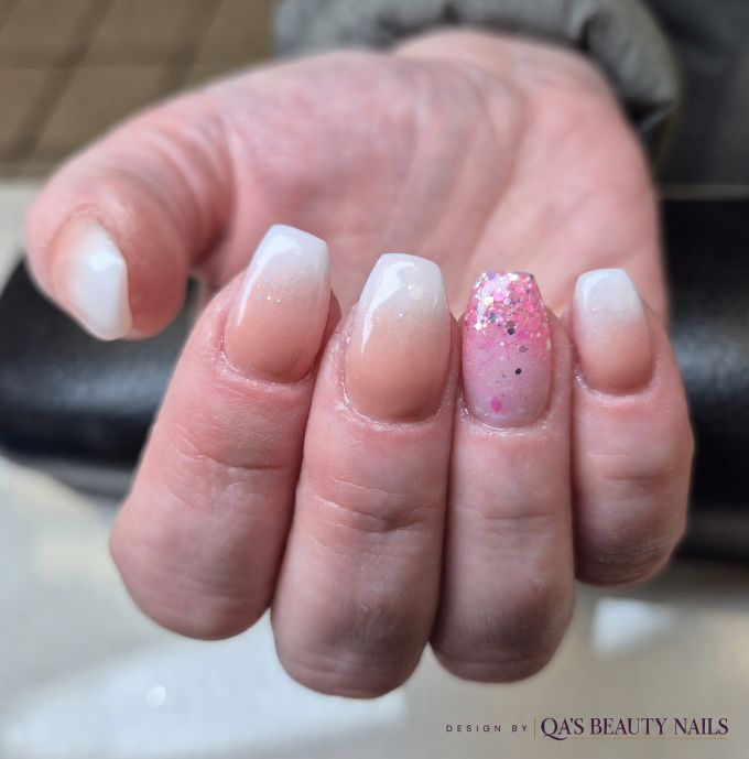 Milchig-rosa Modellage mit Glitzerakzent