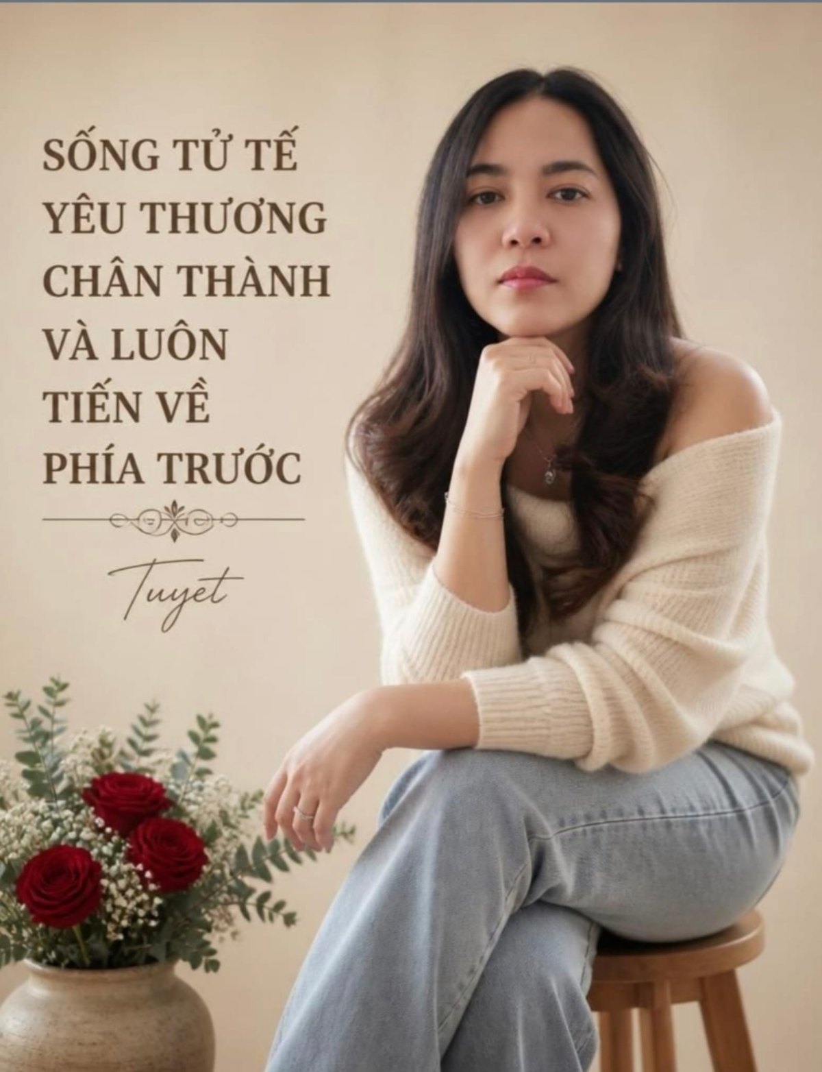 Tuyet, Inhaberin von QA’s Beauty Nails, auf einem Hocker sitzend; daneben ein vietnamesischer Leitsatz